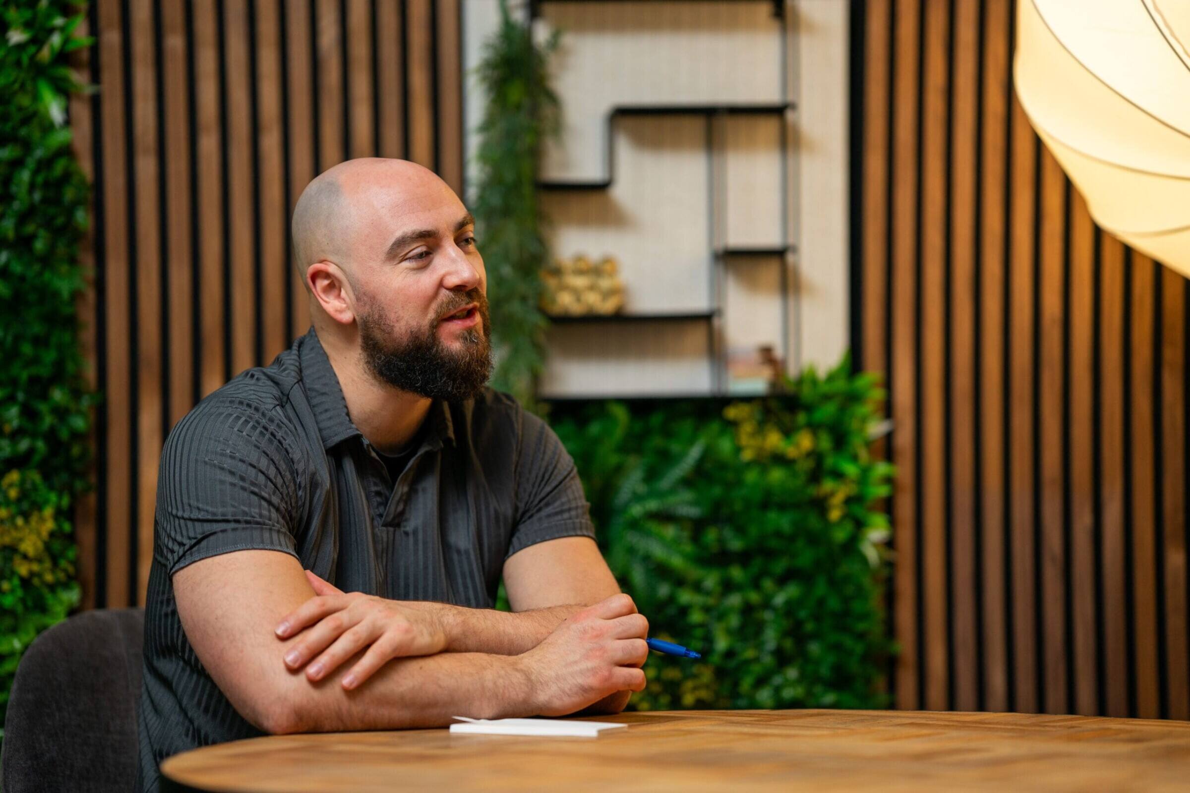 Lennard Hup luistert tijdens een gesprek