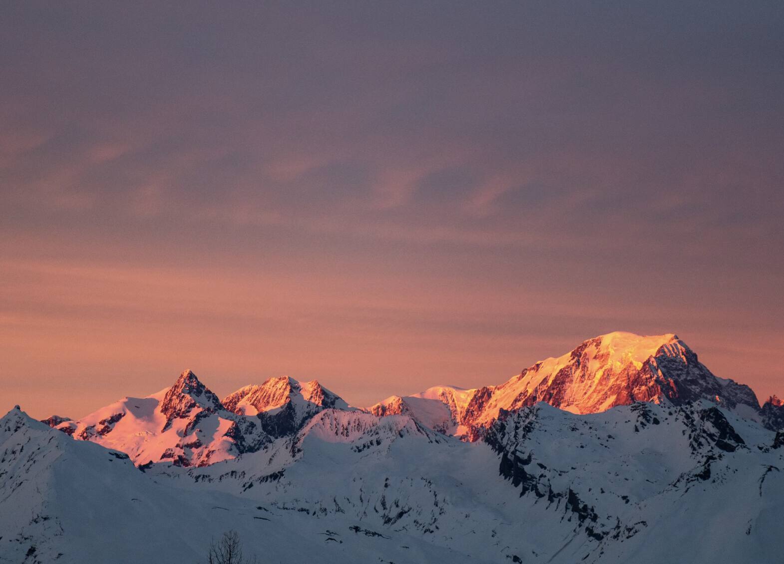 Besneeuwde bergtoppen in het ochtendlicht