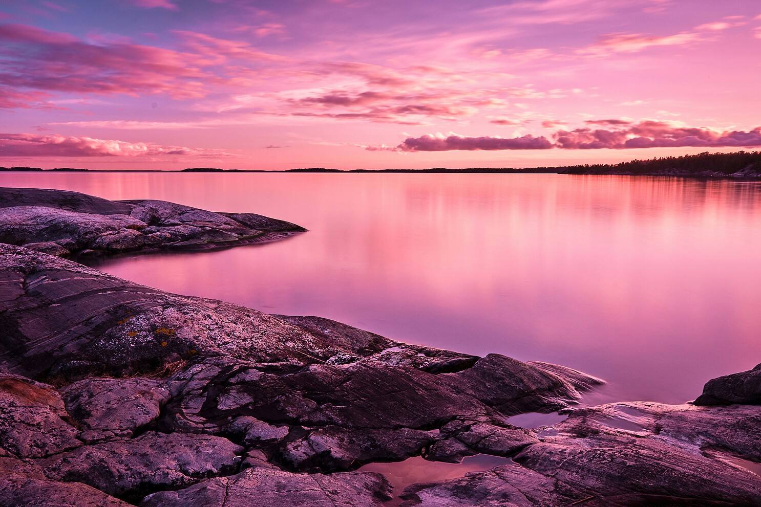 Rotskust bij zonsondergang